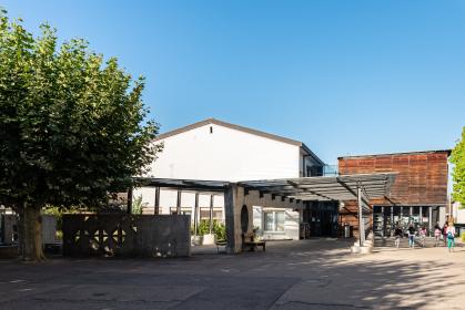 Oberstufenschulhaus und Bibliothek