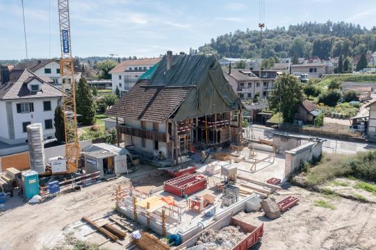 Bodenplatten betoniert, Aushub und Schalung Liftschacht