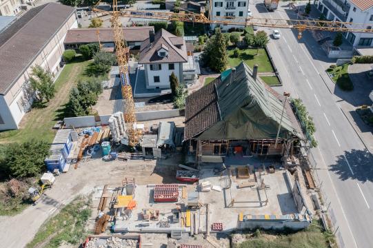 Bodenplatten betoniert, Aushub und Schalung Liftschacht